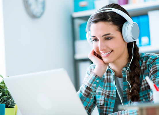 Mujer utilizando audífonos recomendados