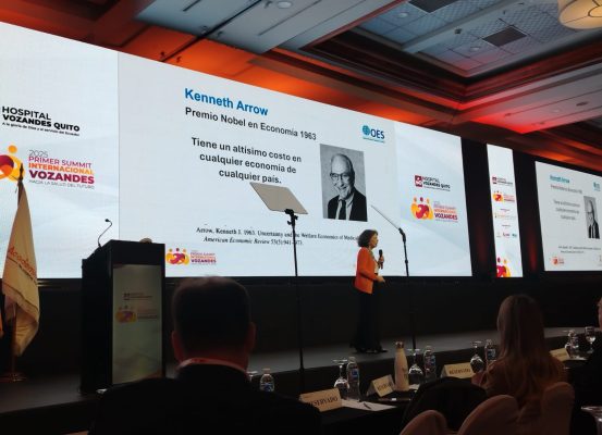 Dra. Teresa Tono, Directora Ejecutiva de la Organización para la Excelencia de la Salud (OES) durante su conferencia magistral en el Primer Summit Internacional Vozandes 2025