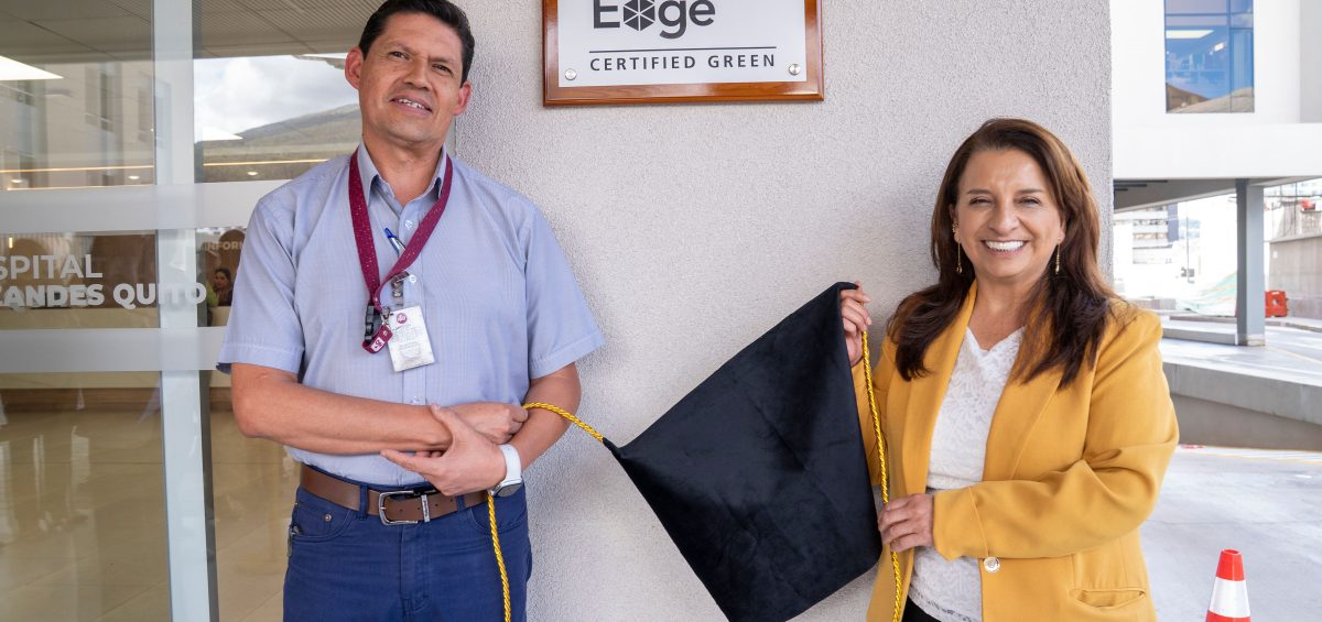 La mañana de este miércoles 21 de mayo, el Hospital Vozandes Quito realizó el acto oficial de develación de la placa de certificación EDGE obtenida por la construcción de la Bless Health Tower, un hito institucional que refleja el compromiso con el desarrollo de infraestructura hospitalaria eficiente, responsable y sostenible.