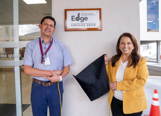 La mañana de este miércoles 21 de mayo, el Hospital Vozandes Quito realizó el acto oficial de develación de la placa de certificación EDGE obtenida por la construcción de la Bless Health Tower, un hito institucional que refleja el compromiso con el desarrollo de infraestructura hospitalaria eficiente, responsable y sostenible.