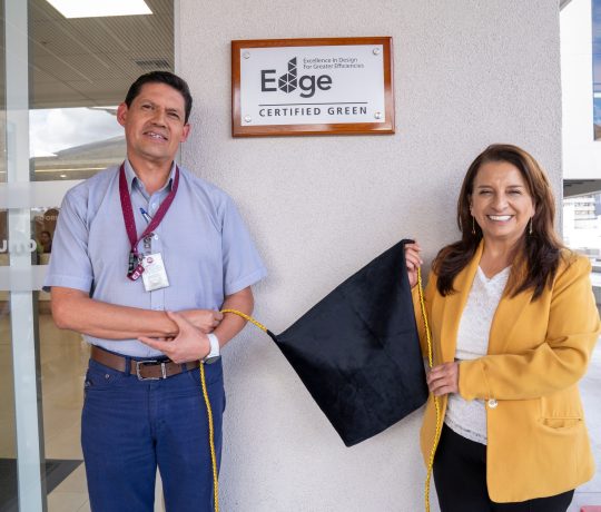 La mañana de este miércoles 21 de mayo, el Hospital Vozandes Quito realizó el acto oficial de develación de la placa de certificación EDGE obtenida por la construcción de la Bless Health Tower, un hito institucional que refleja el compromiso con el desarrollo de infraestructura hospitalaria eficiente, responsable y sostenible.