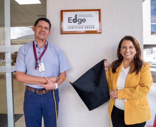 La mañana de este miércoles 21 de mayo, el Hospital Vozandes Quito realizó el acto oficial de develación de la placa de certificación EDGE obtenida por la construcción de la Bless Health Tower, un hito institucional que refleja el compromiso con el desarrollo de infraestructura hospitalaria eficiente, responsable y sostenible.