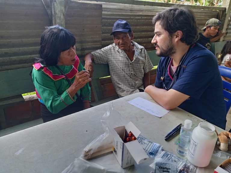 Desde su formación en Traumatología y Ortopedia, el Dr. Marco Almeida, residente del HVQ, brindó atención y orientación a pacientes con dolores articulares y musculares, contribuyendo activamente en la brigada: Misión a Bordo 2026