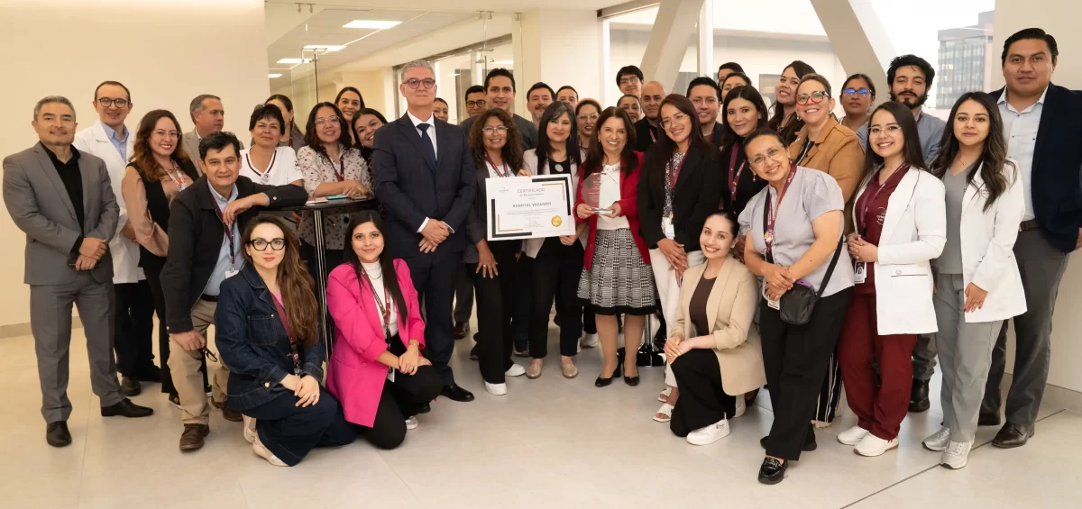 Securitas Health Care - SHC Consulting otorgó al Hospital Vozandes Quito el reconocimiento como Hospital Innovador y distinguió a nuestra CEO, Ximena Pacheco, con un reconocimiento internacional al liderazgo, en el marco de la participación de 60 colaboradores del HVQ en el Programa Internacional de Innovación de la Experiencia Centrada en el Paciente a través del Design Thinking.