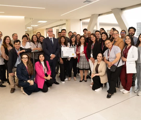 Securitas Health Care - SHC Consulting otorgó al Hospital Vozandes Quito el reconocimiento como Hospital Innovador y distinguió a nuestra CEO, Ximena Pacheco, con un reconocimiento internacional al liderazgo, en el marco de la participación de 60 colaboradores del HVQ en el Programa Internacional de Innovación de la Experiencia Centrada en el Paciente a través del Design Thinking.