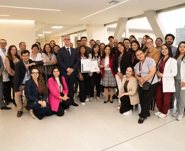 Securitas Health Care - SHC Consulting otorgó al Hospital Vozandes Quito el reconocimiento como Hospital Innovador y distinguió a nuestra CEO, Ximena Pacheco, con un reconocimiento internacional al liderazgo, en el marco de la participación de 60 colaboradores del HVQ en el Programa Internacional de Innovación de la Experiencia Centrada en el Paciente a través del Design Thinking.